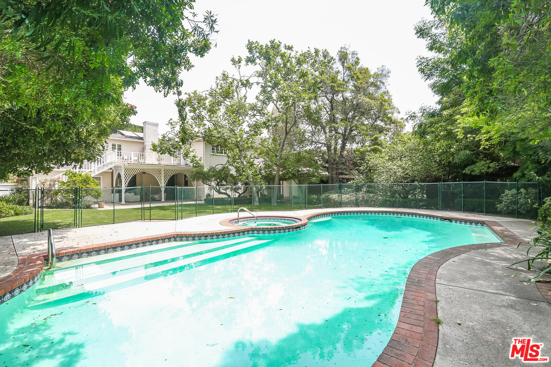 219 Homewood Road Los Angeles, CA 90049 - Photo 5 of 21 Gallery Image 5