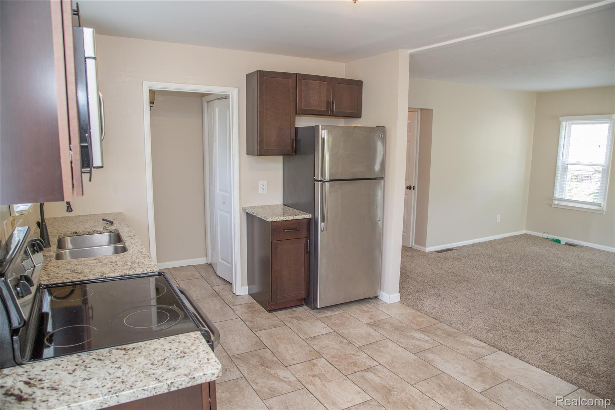 3710 Kent Road Royal Oak, MI 48073 - Photo 9 of 27 IMG_0483.jpg