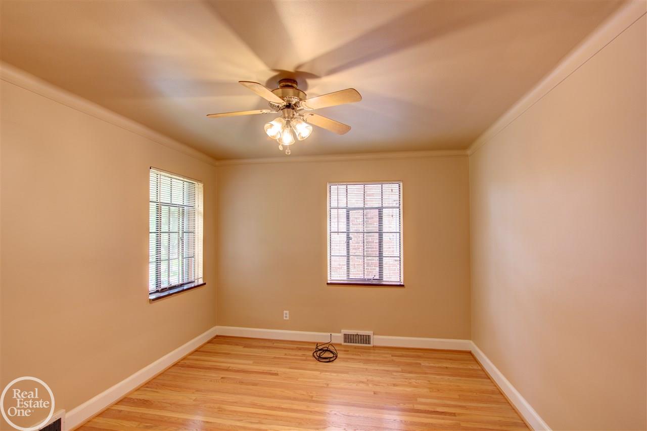 271 Moran Road Grosse Pointe, MI 48236 - Photo 35 of 41 31357289-34.JPG