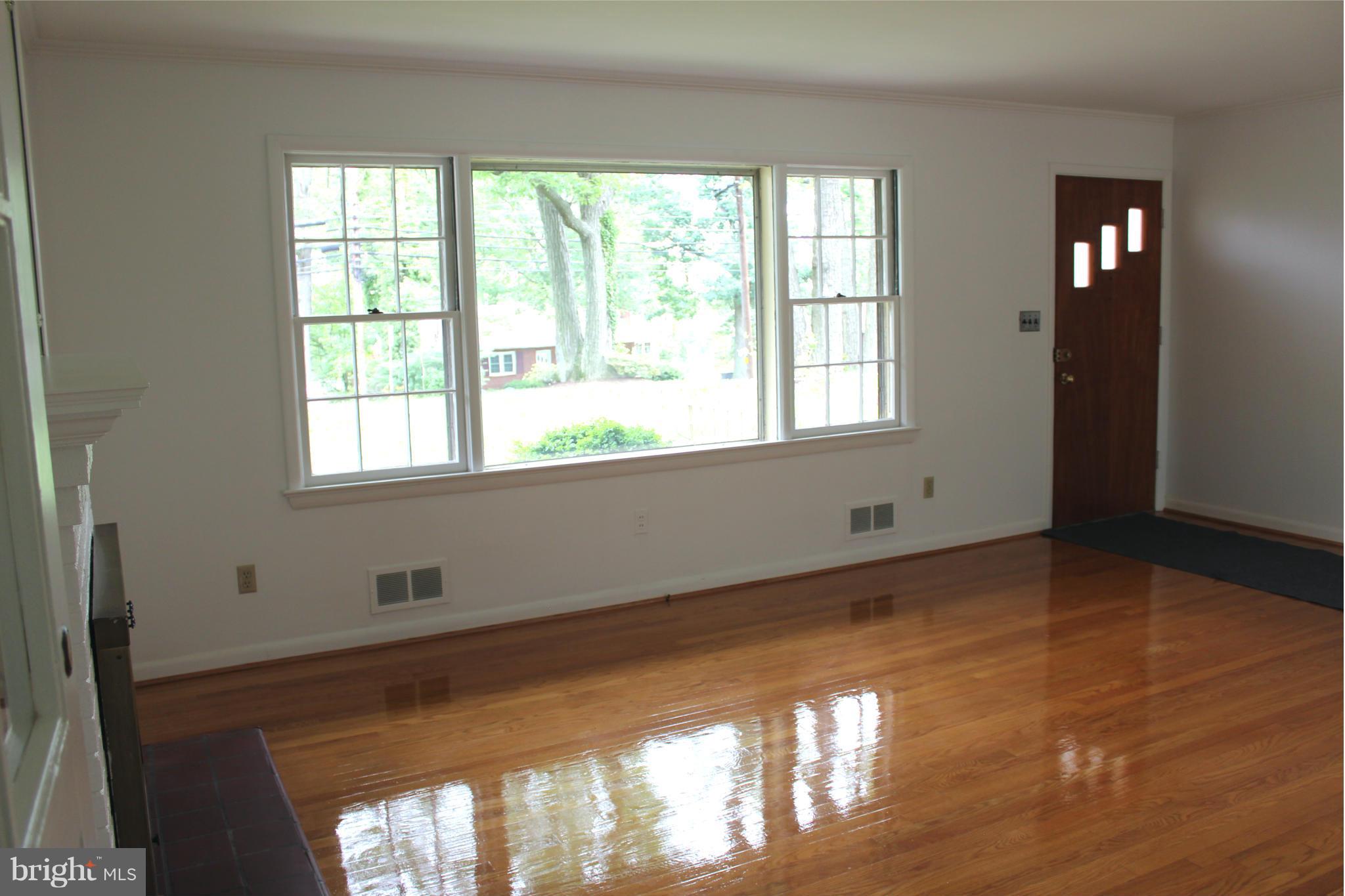 10122 Riggs Road Adelphi, MD 20783 - Photo 7 of 27 Living Room