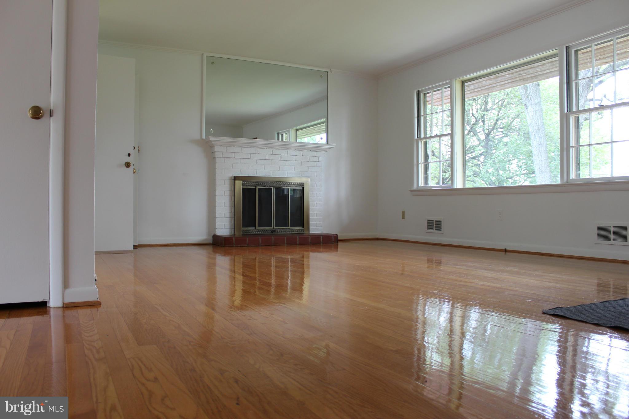 10122 Riggs Road Adelphi, MD 20783 - Photo 8 of 27 Living Room