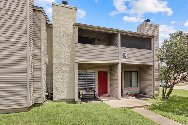 a view of a house with backyard