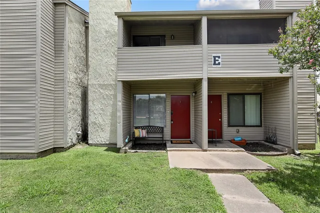 a view of a house with backyard