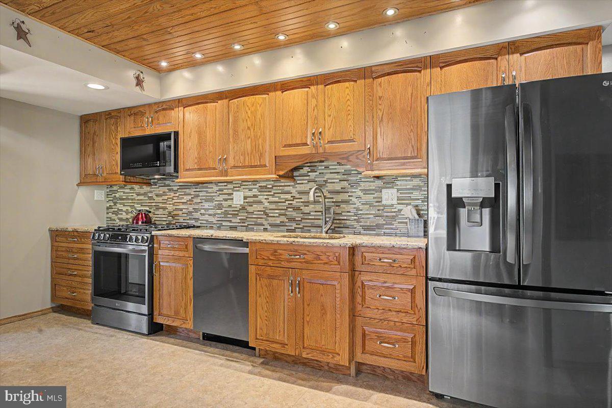 114 Kenmark Road Newark, DE 19713 - Photo 7 of 45 Beautifully upgraded kitchen