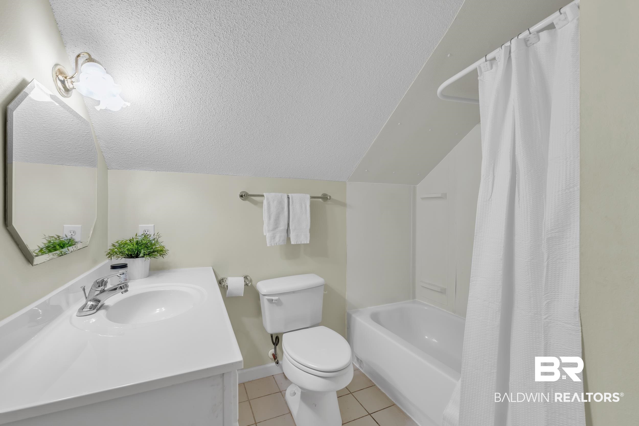 7485 Coopers Landing Road Foley, AL 36535 - Photo 19 of 20 Upstairs Full Bath