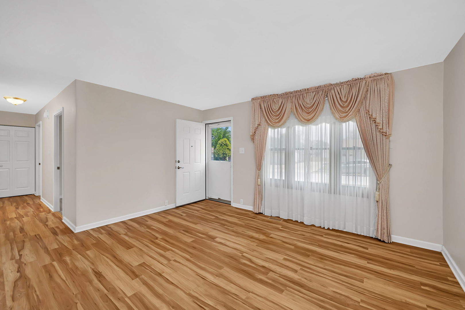 402 Kenyon Avenue Romeoville, IL 60446 - Photo 8 of 26 Gallery Image 8