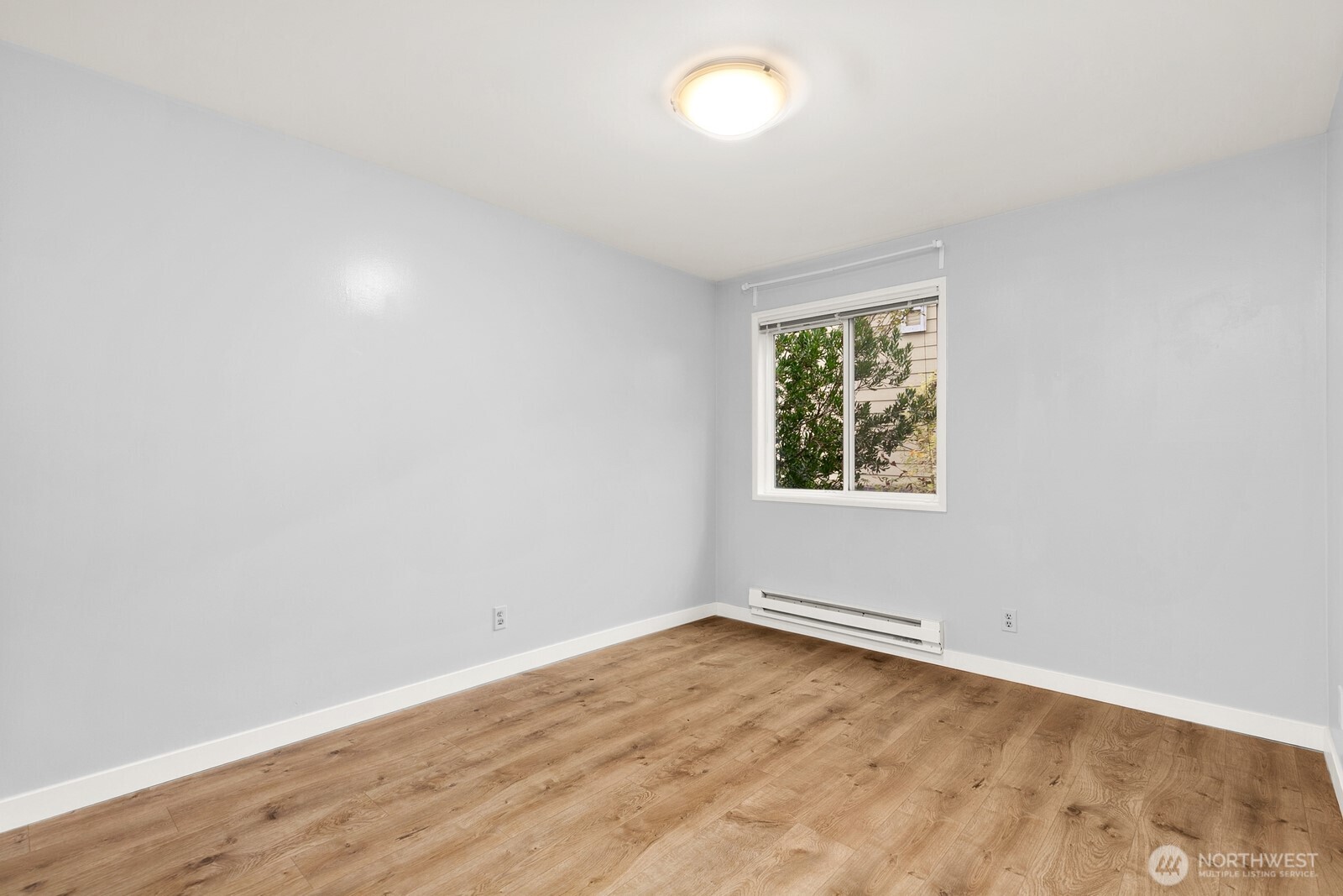 3660 Whitman Avenue North Seattle, WA 98103 - Photo 17 of 40 an empty room with a window