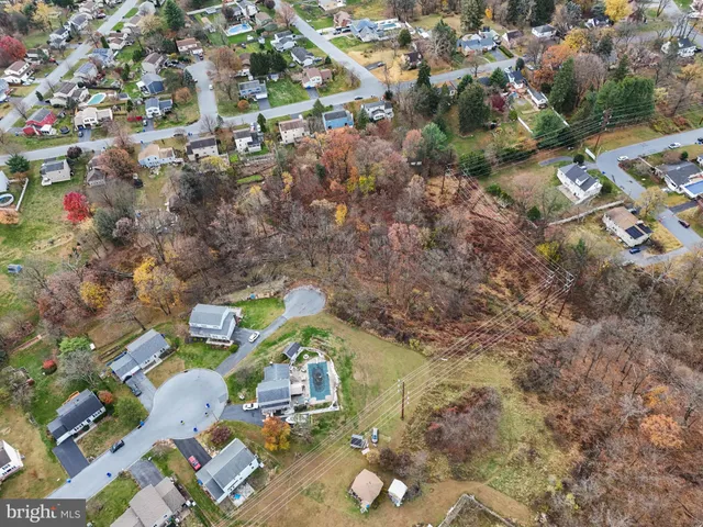 a picture of a bench sitting in a yard