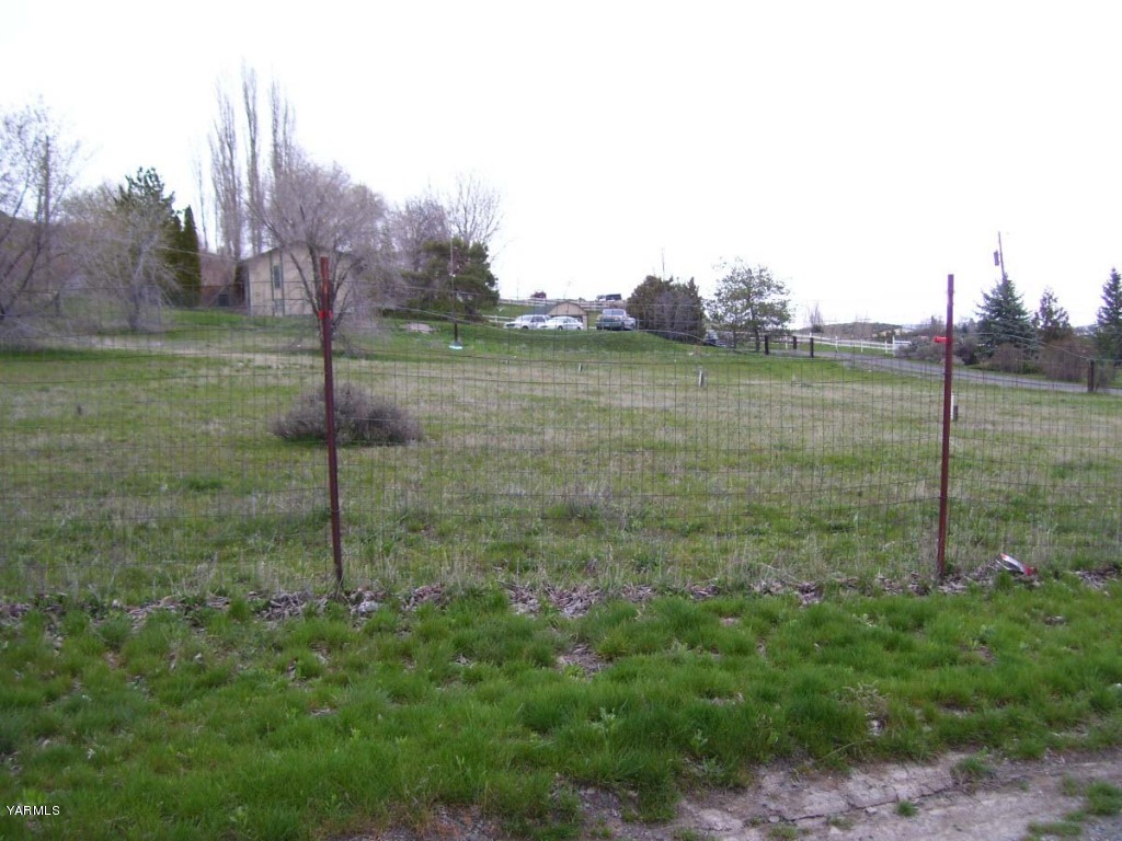 233 Tibbling Road Selah, WA 98942 - Photo 2 of 5 a view of a outdoor space