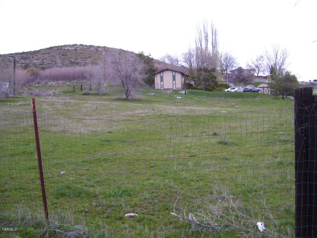 233 Tibbling Road Selah, WA 98942 - Photo 4 of 5 a view of an outdoor space and a yard