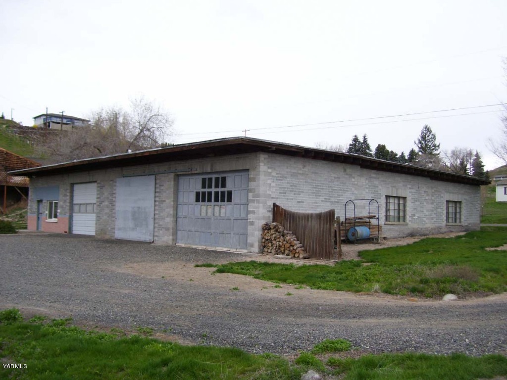 233 Tibbling Road Selah, WA 98942 - Photo 5 of 5 a view of a house with a patio