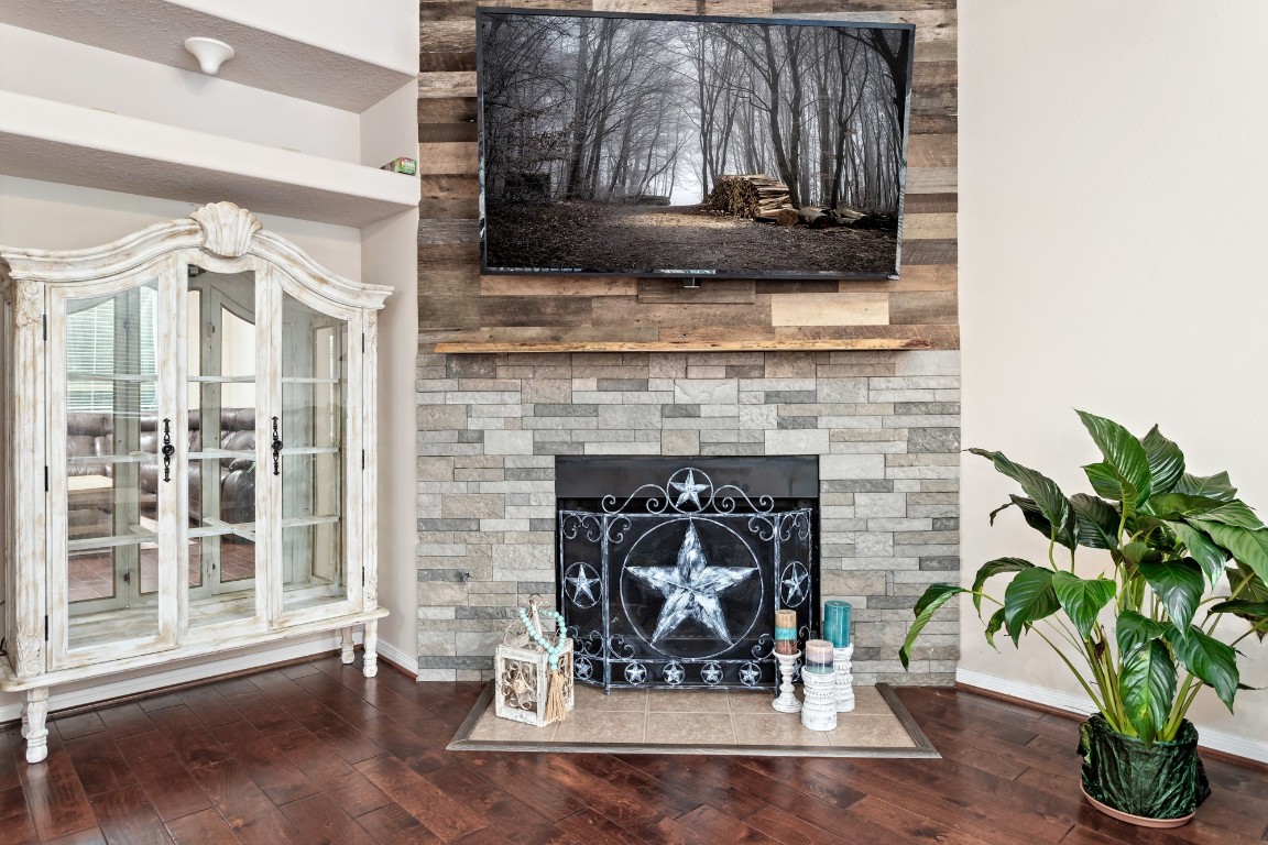 4985 Fm 2827 Road Warren, TX 77664 - Photo 9 of 41 a living room with a fireplace