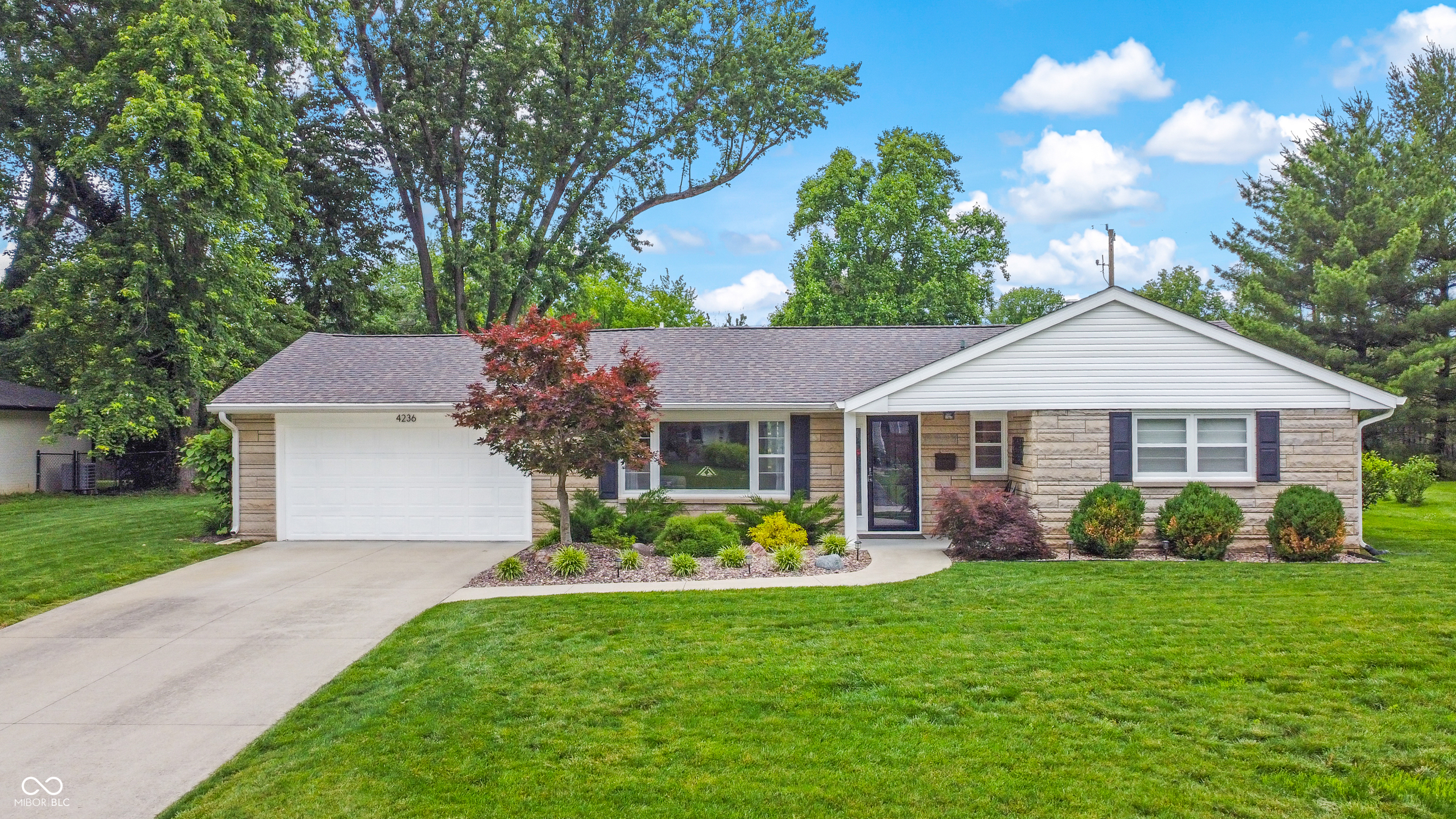4236 Washington Street Columbus, IN 47203 - Photo 1 of 39