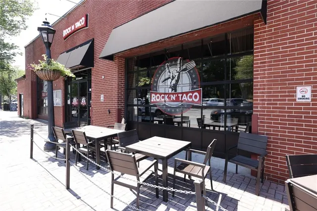 a view of a dinning tables and chairs in a patio