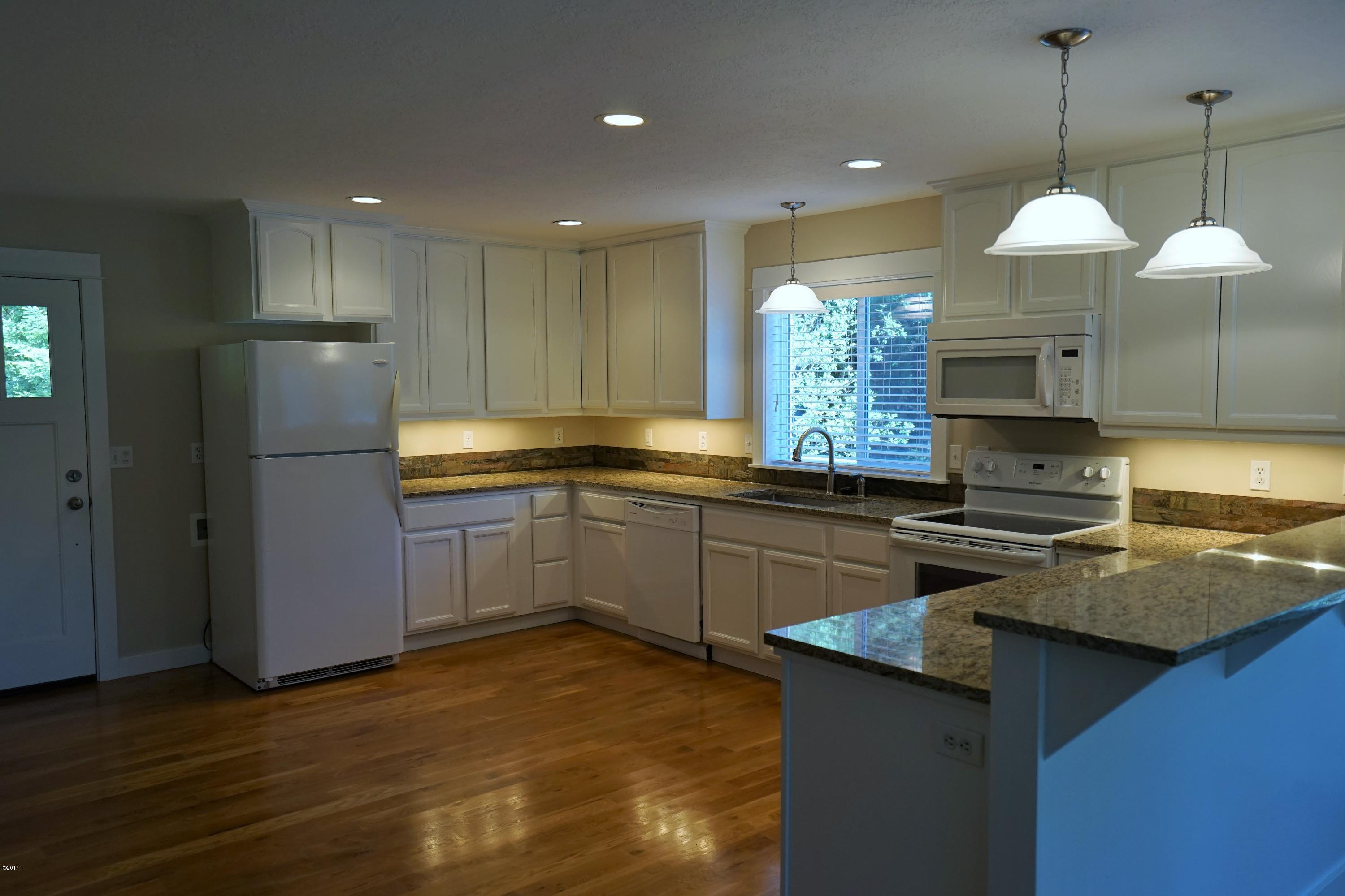372 Fruitvale Road Newport, OR 97365 - Photo 7 of 31 Kitchen