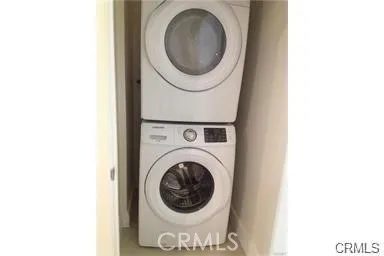 a close up view of a washer and dryer
