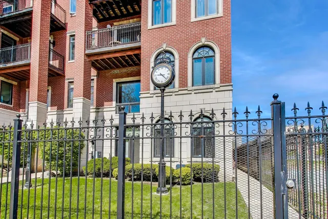 $1,692,600 | 4043 South Drexel Boulevard, Chicago, IL 60653