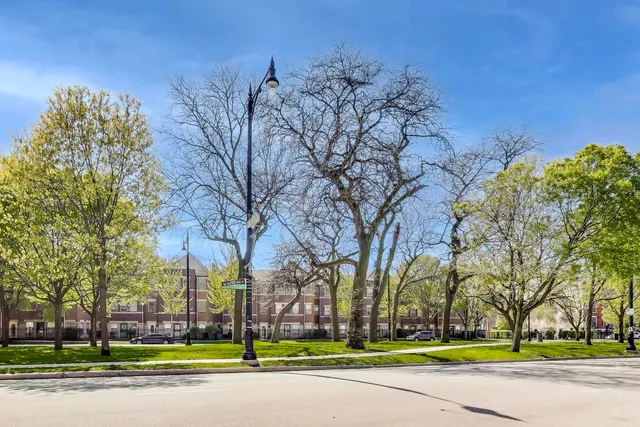 $1,692,600 | 4043 South Drexel Boulevard, Chicago, IL 60653