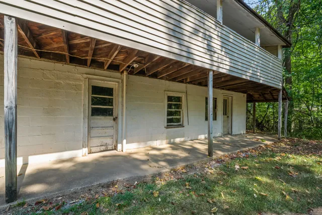 a view of a house with backyard