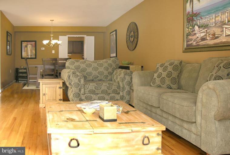 1523 Inlet Court Reston, VA 20190 - Photo 4 of 30 Living Room/Dining Room