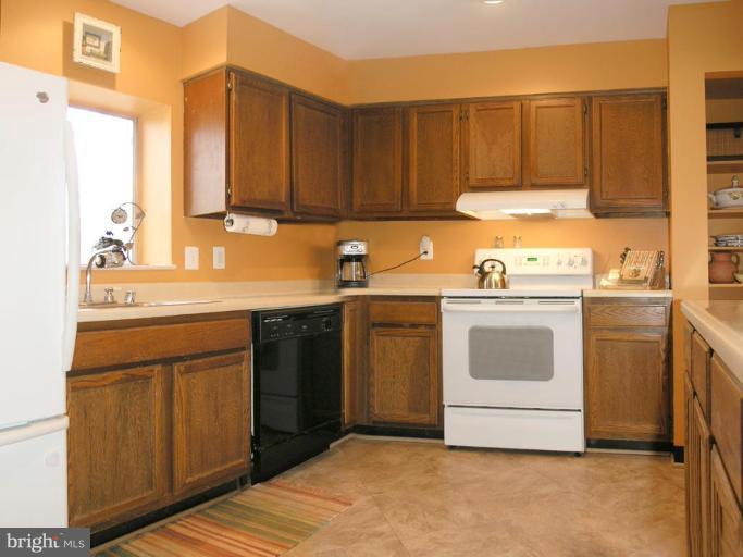 1523 Inlet Court Reston, VA 20190 - Photo 6 of 30 Kitchen