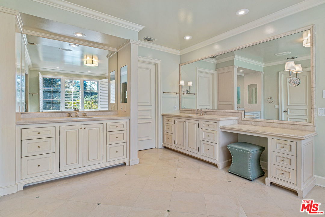 702 Patterson Place Pacific Palisades, CA 90272 - Photo 13 of 18 a spacious en suite bathroom with a double vanity sink a large mirror and a bathtub