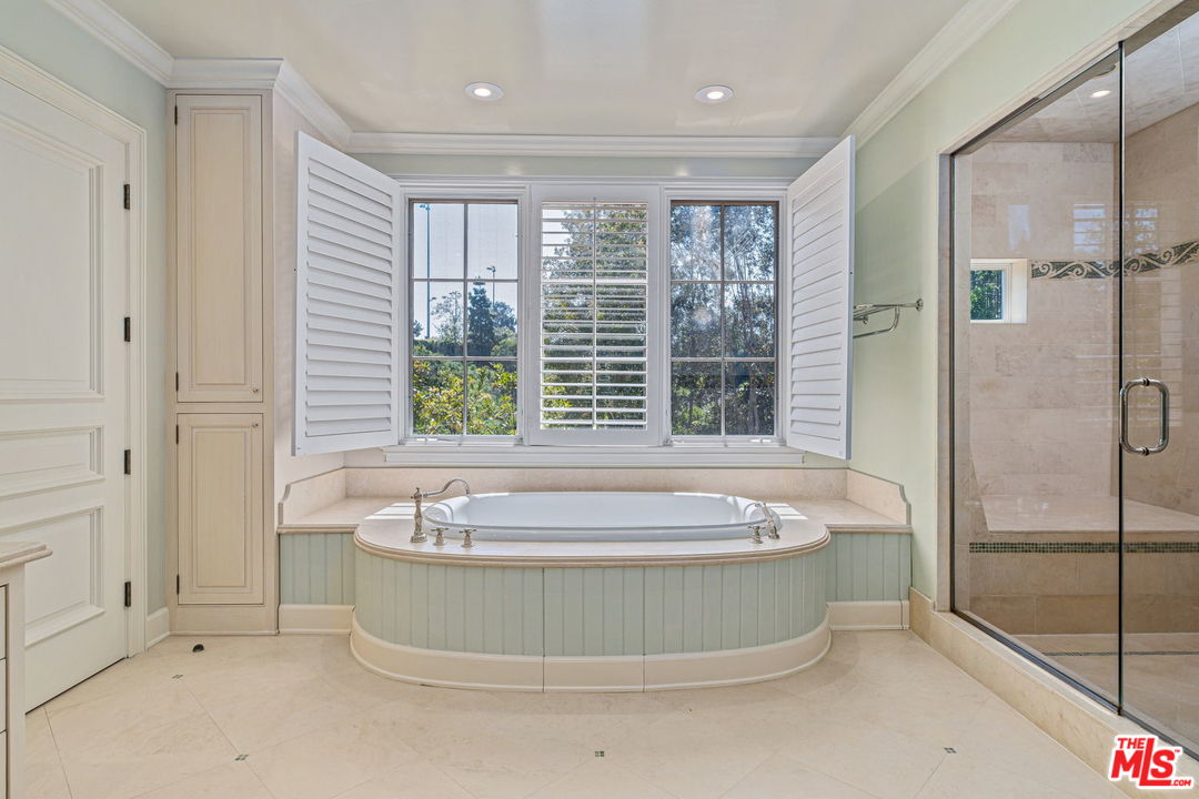 702 Patterson Place Pacific Palisades, CA 90272 - Photo 14 of 18 a bath tub sitting in a bathroom next to a window