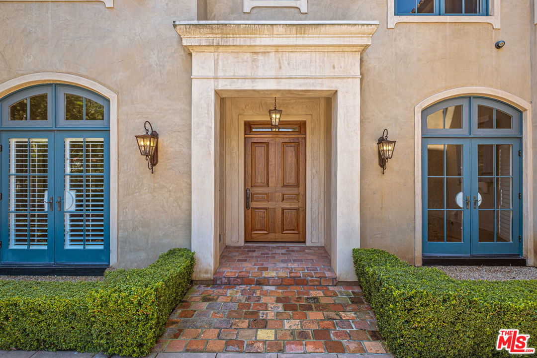 702 Patterson Place Pacific Palisades, CA 90272 - Photo 4 of 18 a front view of a house with a yard