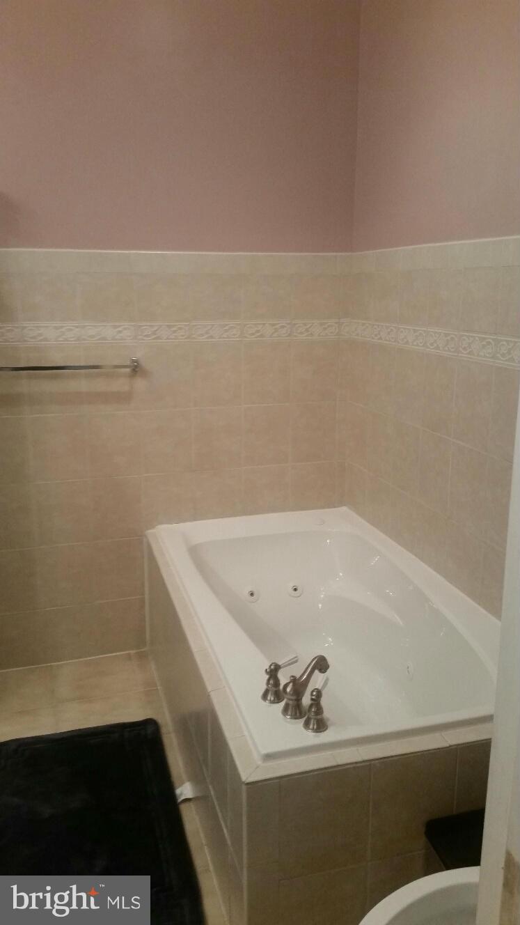 1405 Montello Avenue Northeast Washington, DC 20002 - Photo 17 of 21 Bath (Master)tub