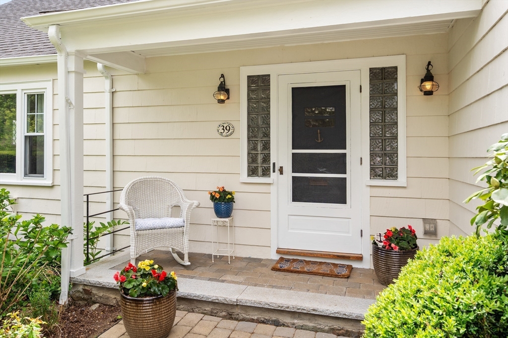 39 Manton Road Swampscott, MA 01907 - Photo 4 of 35 Gallery Image 4