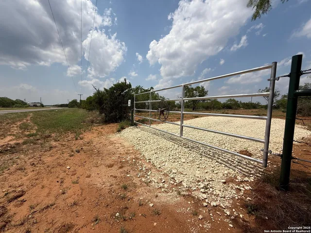 $134,900 | 2 Fm 140, Bigfoot, TX 78005