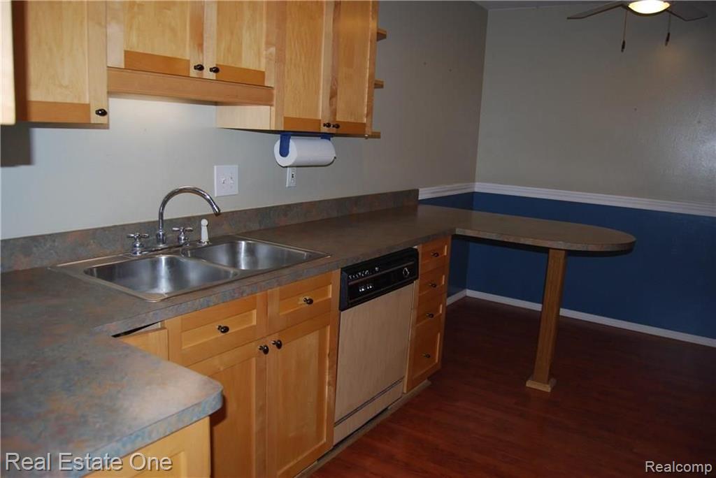 525 East University Drive, Unit 94 Rochester, MI 48307 - Photo 2 of 16