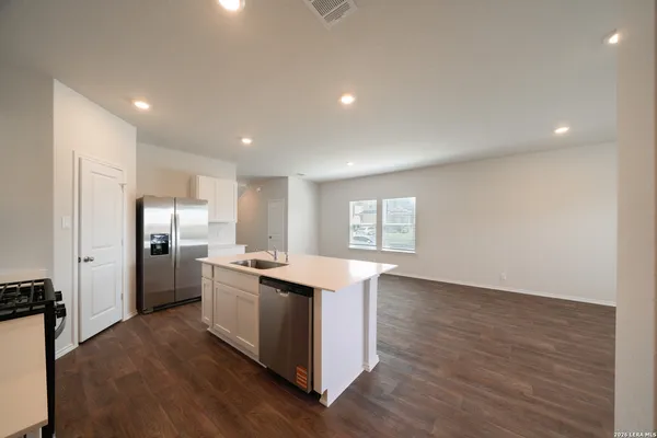 $2,600 | 111 Sabine Gull, San Antonio, TX 78253