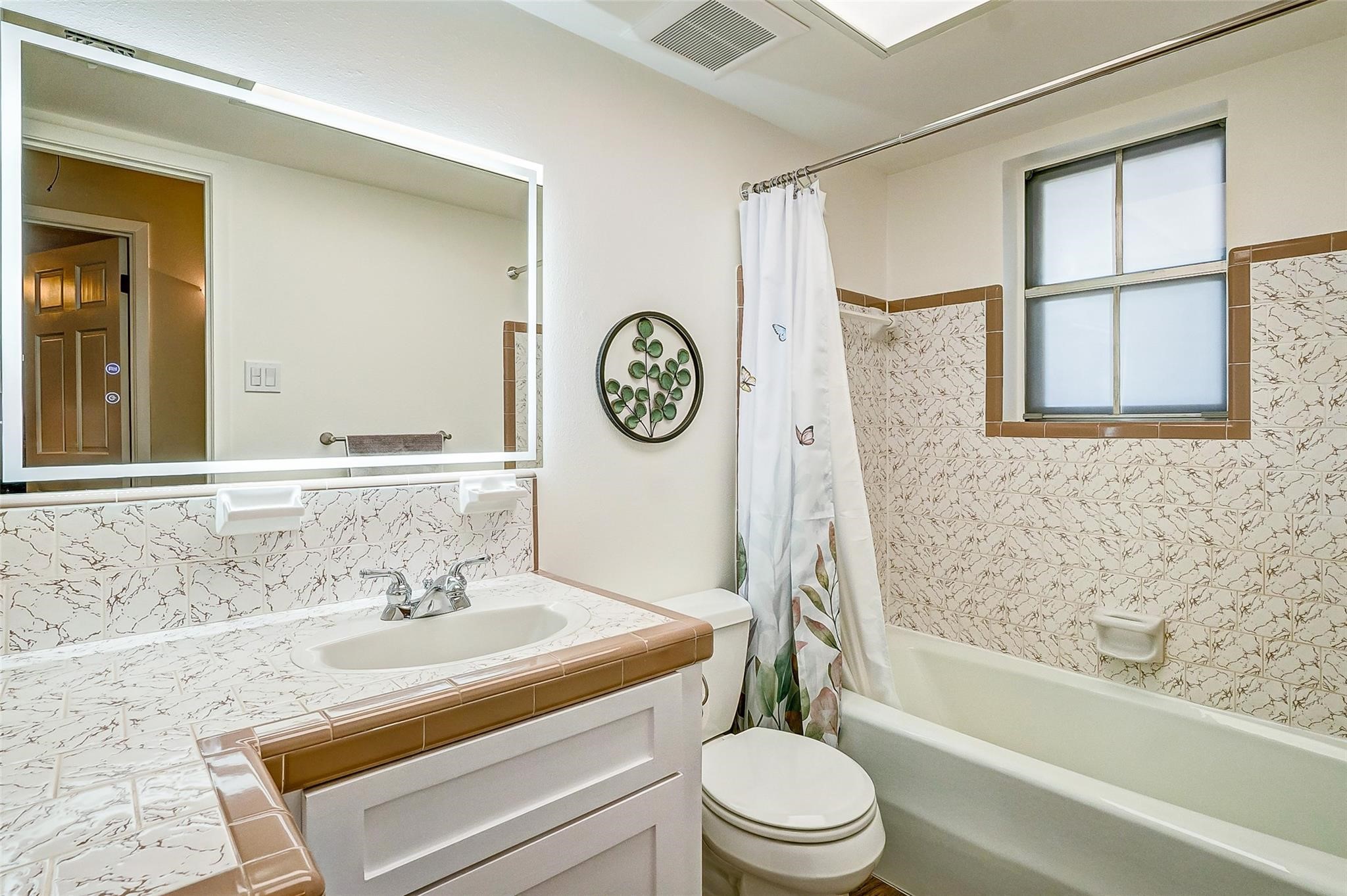 9218 Hammerly Boulevard Houston, TX 77080 - Photo 22 of 40 a bathroom with a sink a toilet and a bathtub