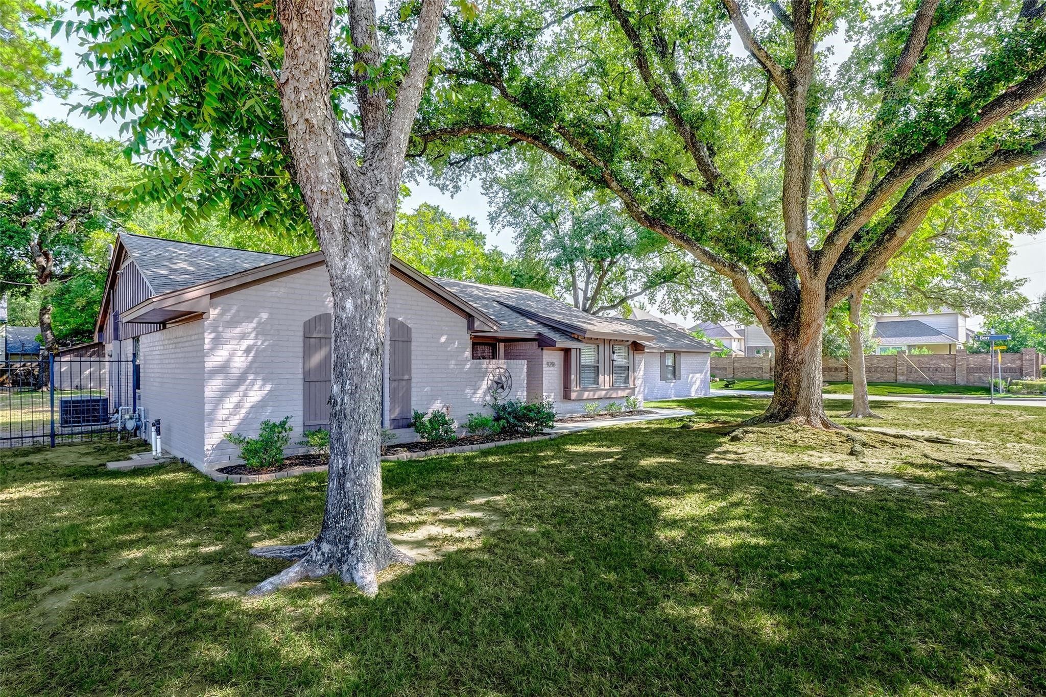 9218 Hammerly Boulevard Houston, TX 77080 - Photo 3 of 40 a backyard of a house with plants and large tree