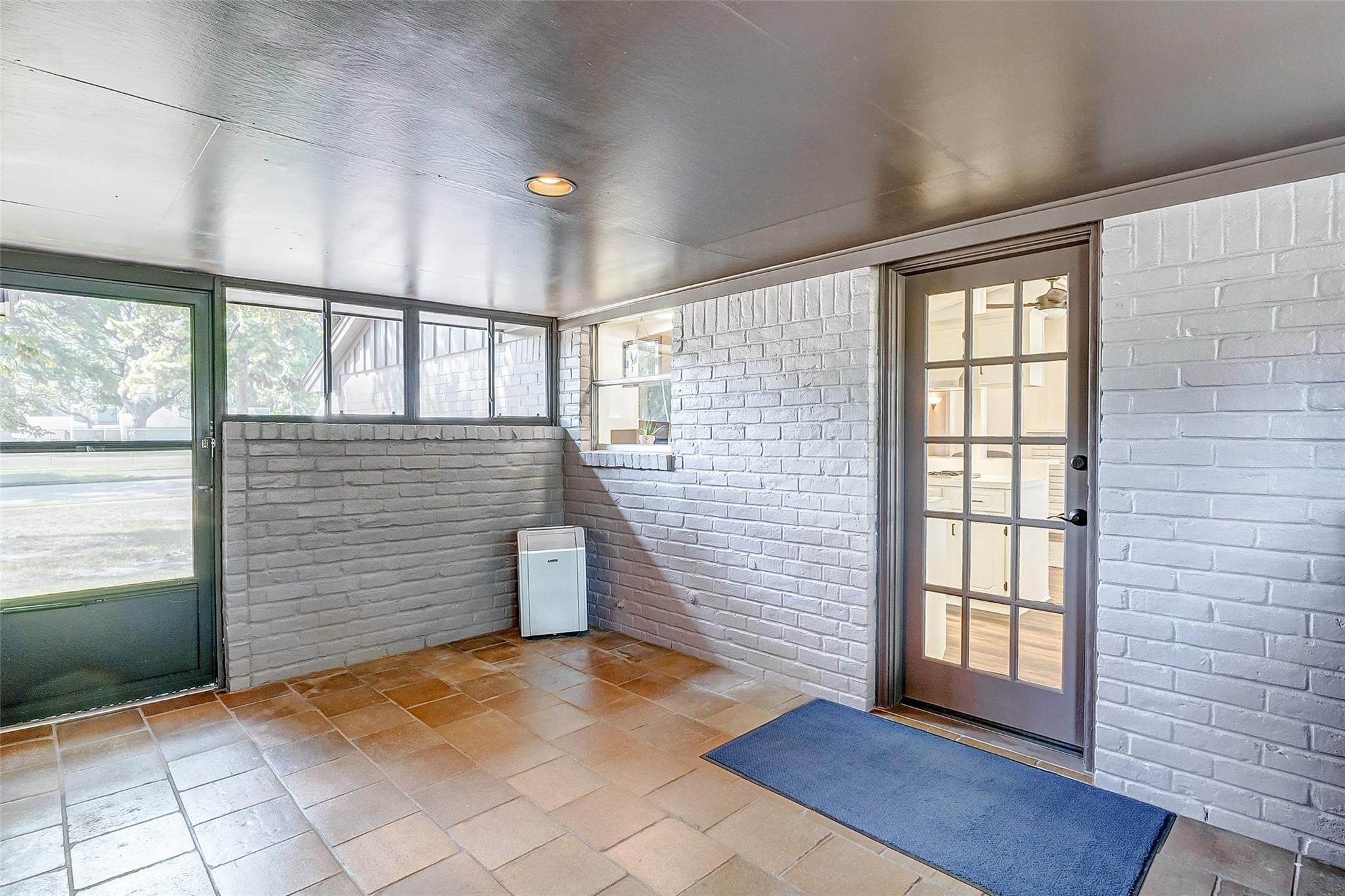 9218 Hammerly Boulevard Houston, TX 77080 - Photo 32 of 40 a view of an empty room with windows