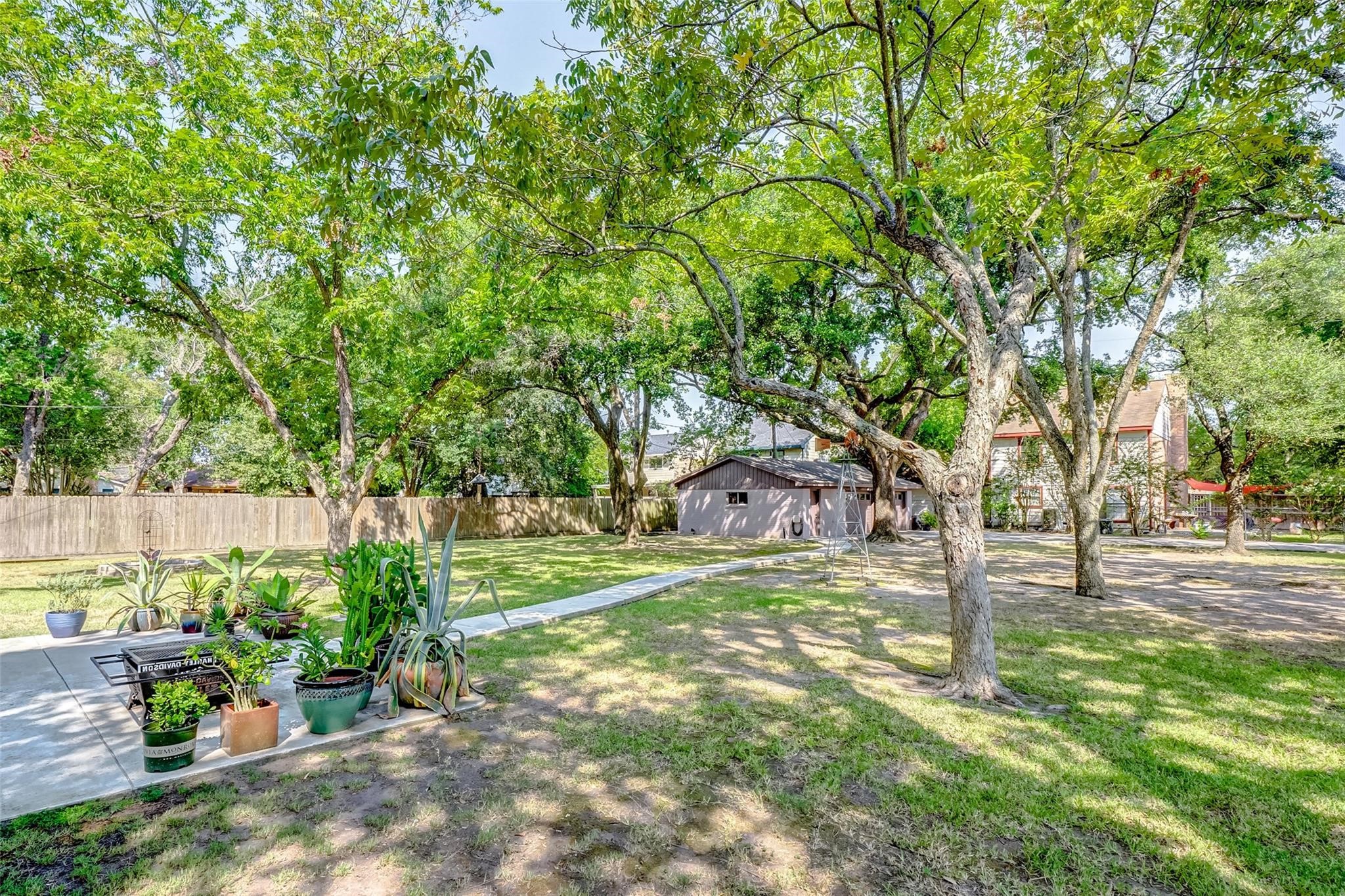 9218 Hammerly Boulevard Houston, TX 77080 - Photo 35 of 40 a backyard of a house with lots of green space