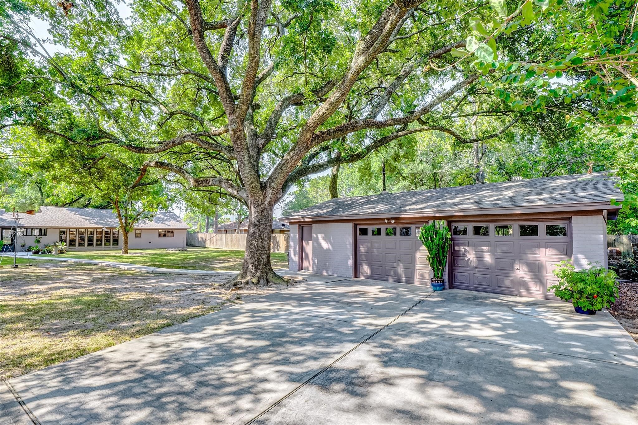 9218 Hammerly Boulevard Houston, TX 77080 - Photo 38 of 40 a front view of a house with a garden