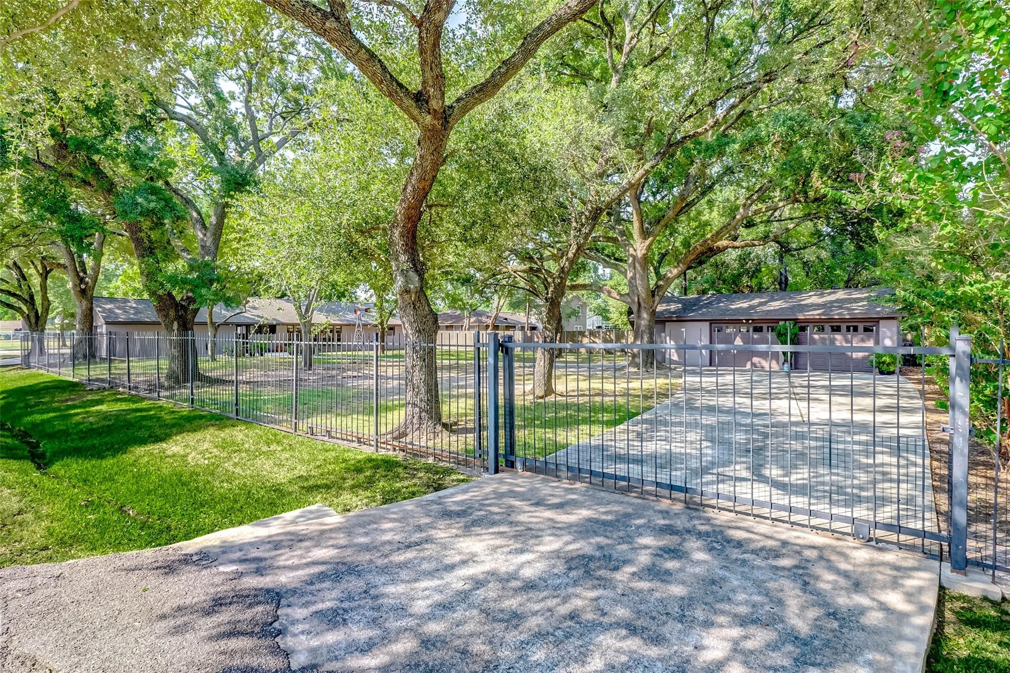 9218 Hammerly Boulevard Houston, TX 77080 - Photo 40 of 40 a view of a back yard with green space