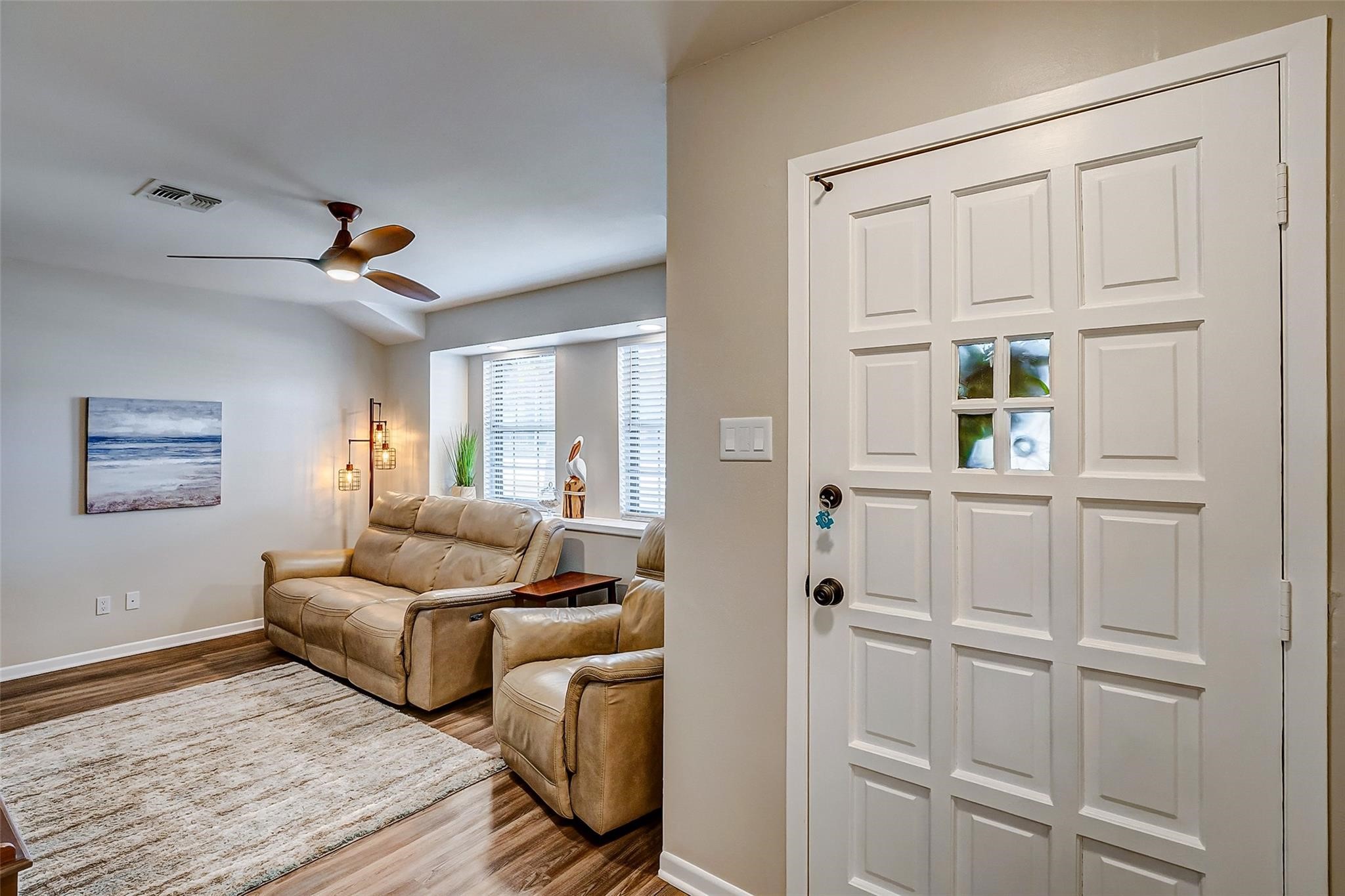 9218 Hammerly Boulevard Houston, TX 77080 - Photo 7 of 40 a living room with furniture
