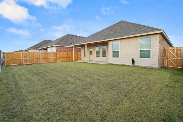 a view of a backyard