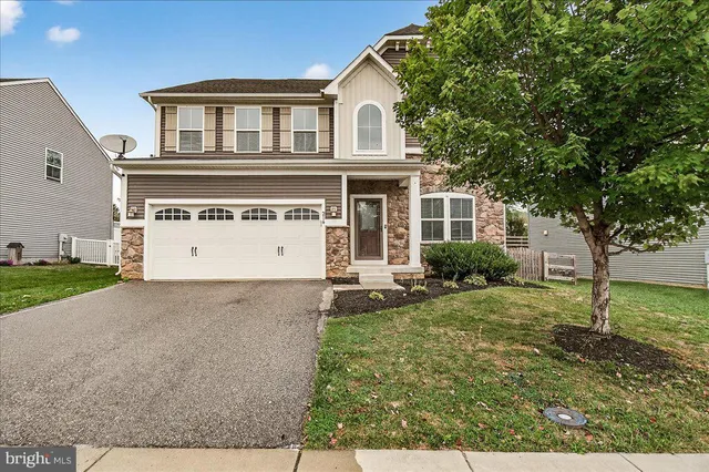 a view of an house with backyard space and garden
