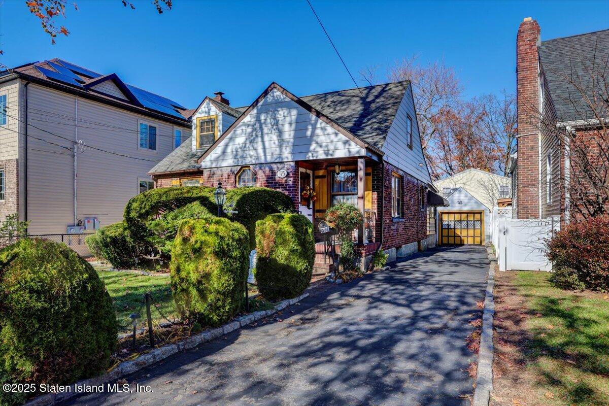 35 Crowell Avenue Staten Island, NY 10314 - Photo 2 of 33 a front view of a house with garden