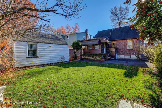 a view of a house with a backyard