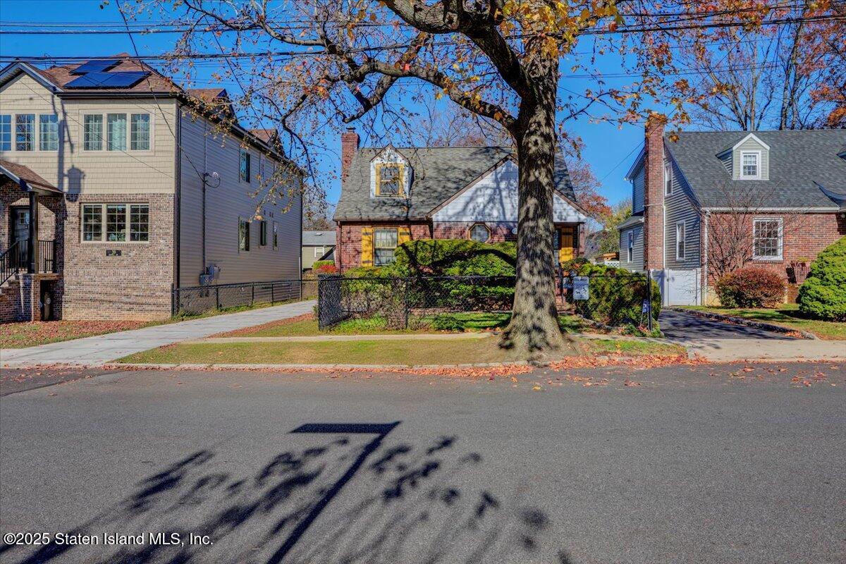 35 Crowell Avenue Staten Island, NY 10314 - Photo 4 of 33 a view of a street with houses
