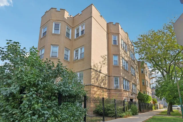 $255,000 | 3558 West Belle Plaine Avenue, Unit 3, Chicago, IL 60618