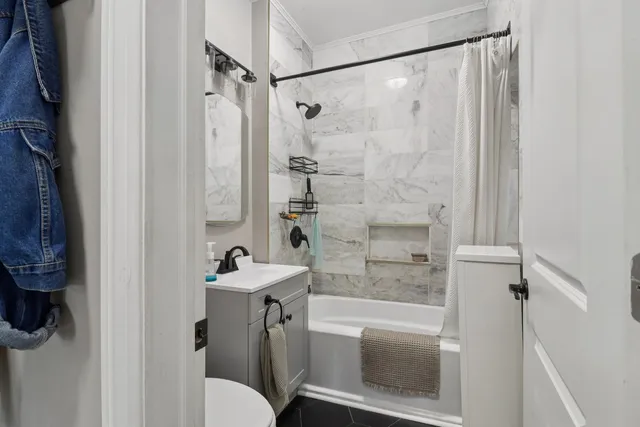 $255,000 | 3558 West Belle Plaine Avenue, Unit 3, Chicago, IL 60618