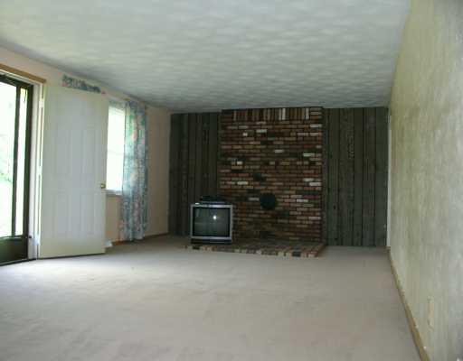 180 Eldersville Road Burgettstown, PA 15021 - Photo 3 of 6 Living Room.