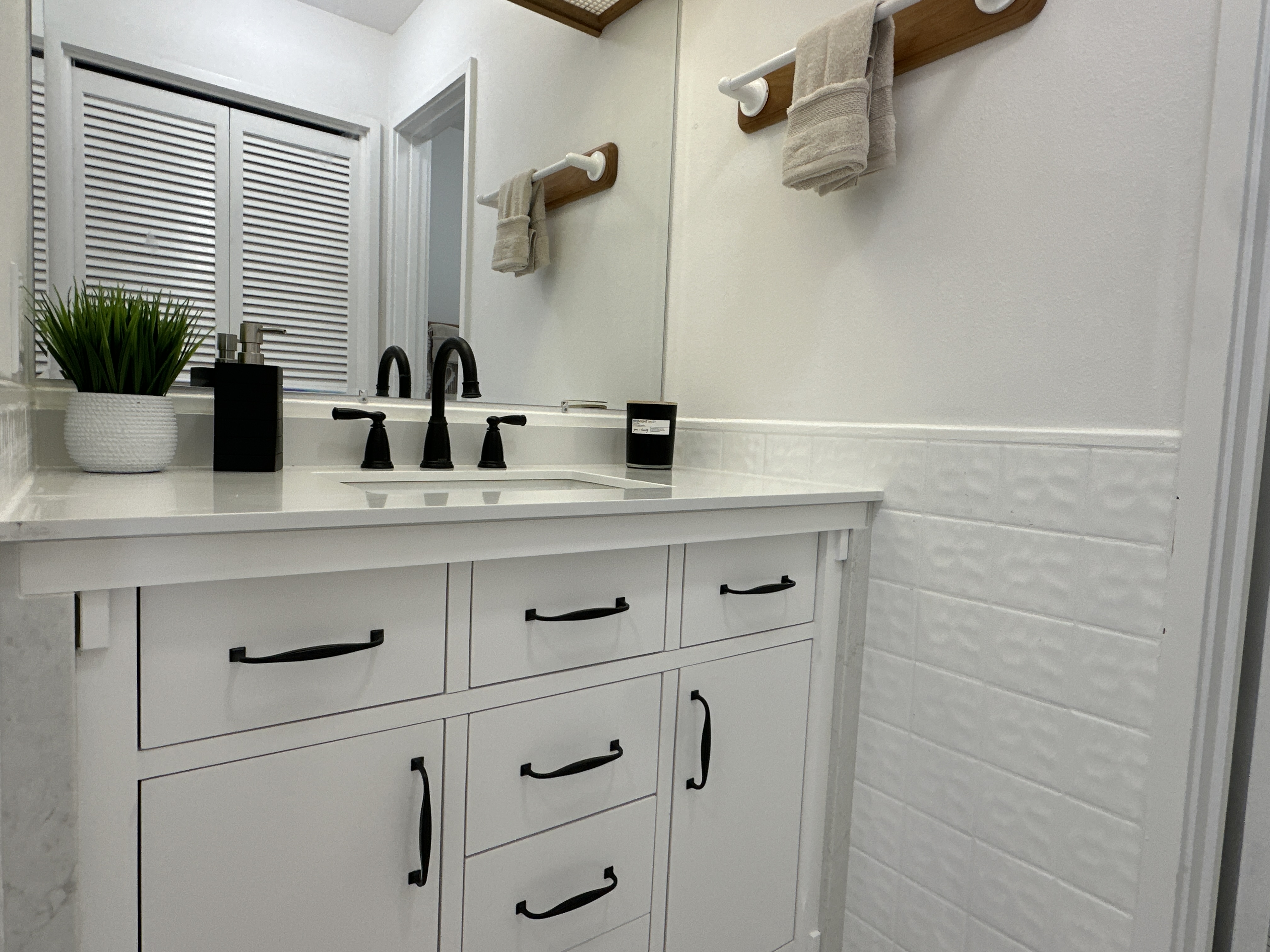 164 Likeke Street Hilo, HI 96720 - Photo 9 of 29 a bathroom with a sink and a mirror