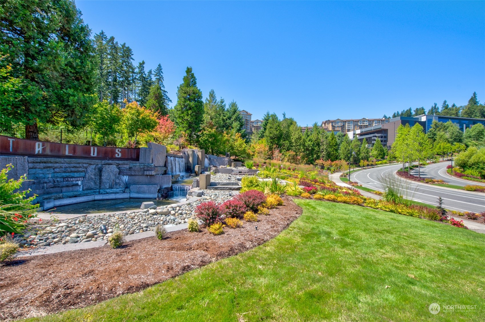 82 Cougar Ridge Road Northwest Issaquah, WA 98027 - Photo 25 of 31 a view of a backyard with sitting area